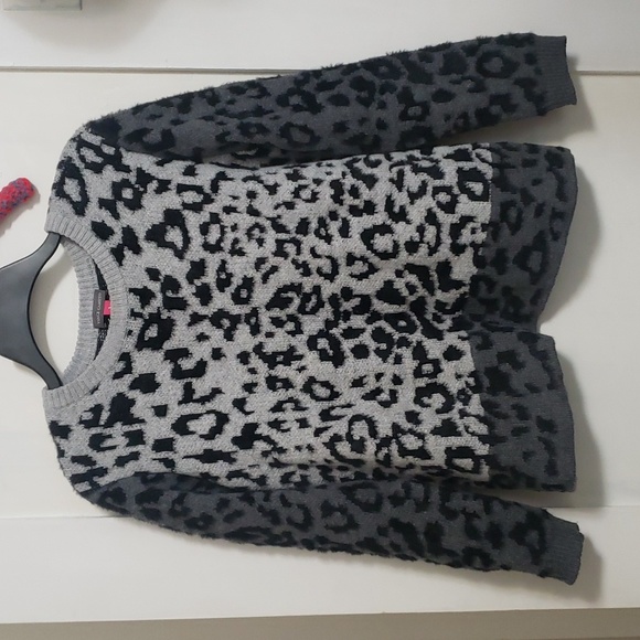 VINCE CAMUTO SWEATER - Picture 2 of 6